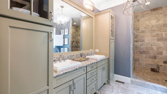 Low-threshold walk-in shower in an Anaheim, CA home